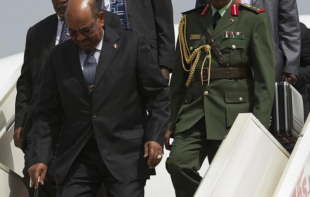 Le président soudanais Omar el-Béchir (G) arrive à Juba, le 12 avril 2013 [Ali Ngethi / AFP]