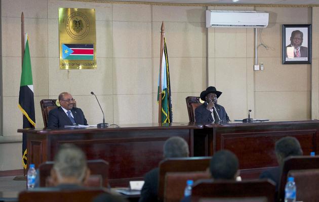 Le président du Soudan Omar el-Béchir (G) et Le président du Soudan du Sud Salva Kiir (D) en visite à Juba, le 12 avril 2013 [Ali Ngethi / AFP]