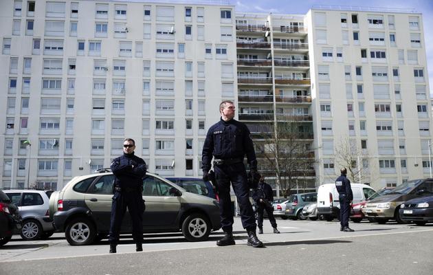 Des membres de la police dans le quartier des Beaudottes à Sevran (Seine-Saint-Denis), le 13 avril 2013, lors de la visite de Manuel Valls [Fred Dufour / AFP]