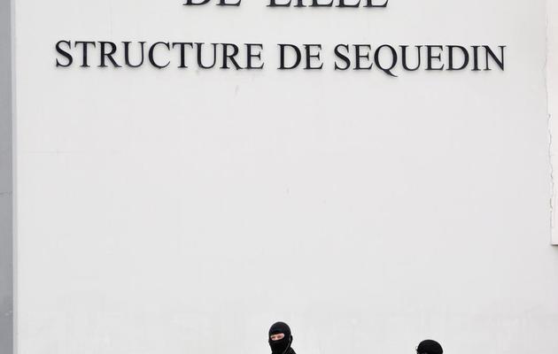 Des membres des Eris devant la prison de Sequedin le 13 avril 2013 [Philippe Huguen / AFP]