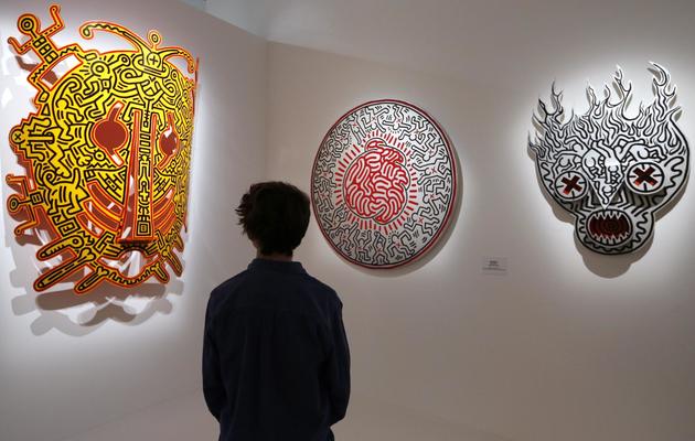 Un visiteur devant des oeuvres de l'artiste américain Keith Haring au Musée d'Art moderne à Paris, le 17 avril 2013 [Francois Guillot / AFP]