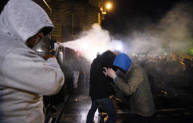 Les CRS dispersent des manifestants anti mariage gay par des jets de gaz lacrymogène, à Paris, le 19 avril 2013 [Kenzo Tribouillard / AFP]