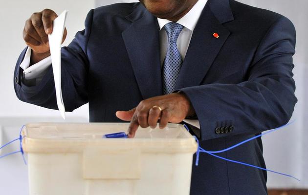 Le président ivoirien Alassane Ouattara vote pour les élections locales, le 21 avril 2013 à Abidjan [Issouf Sanogo / AFP/Archives]