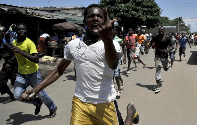 Manifestation après l'annonce de la défaite du candidat Cisse Bacongo, dans un quartier populaire d'Abidjan le 22 avril 2013 [Issouf Sanogo / AFP]