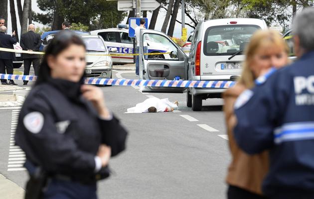 Des policiers sur les lieux d'une fusillade qui a fait trois morts sur la voie publique à Istres le 25 avril 2013 [Gerard Julien / AFP]