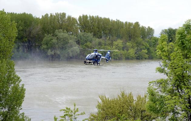 Un hélicoptère de la Gendarmerie nationale participe aux recherches pour retrouver un enfant emporté la veille par une rivière, à Saint-Rambert-d'Albon dans la Drôme, le 1er mai 2013 [Philippe Desmazes / AFP]