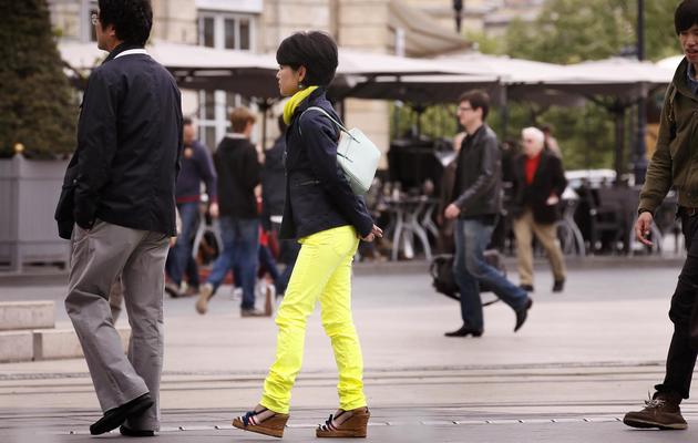 Une femme avec un foulard et un pantalon jaune fluo, le 3 mai 2013 à Bordeaux [Patrick Bernard / AFP]