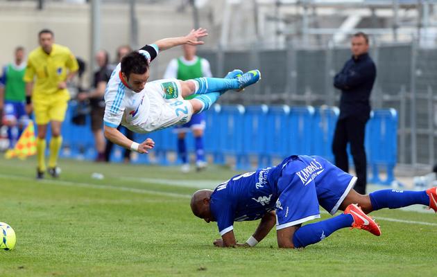 Le milieu de terrain de Marseille Mathieu Valbuena (g.) évite l'attaquant de Bastia Toifilou Maoulida (d.) lors du match de L1 entre l'OM et le SCB au Stade Vélodrome, le 4 mai 2013. [Gerard Julien / AFP]