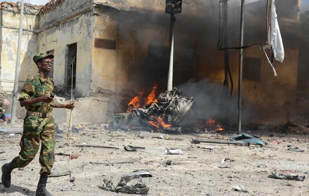 La carcasse d'une voiture brûle après l'attentat suicide commis le 5 mai 2013 en plein centre de Mogadiscio [Mohamed Abdiwahab / AFP]