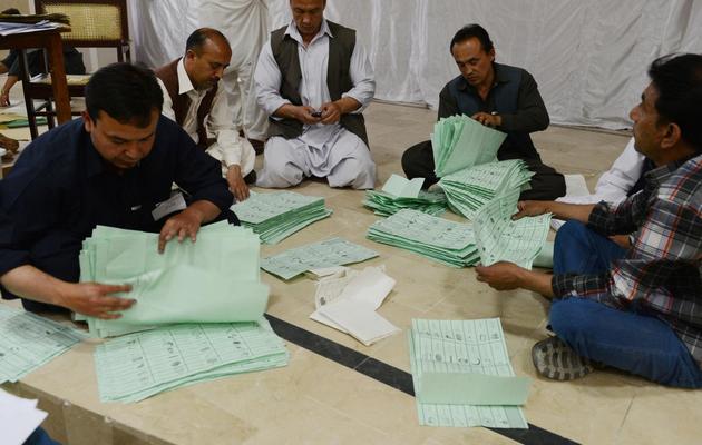 Dépouillement de plus de la moitié des bulletins de vote le 11 mai 2013 à Quetta [Banaras Khan / AFP]