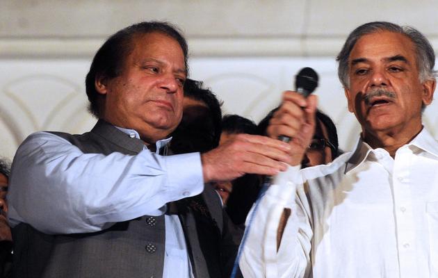 Nawaz Sharif et son frère Shahbaz Sharif le 11 mai 2013 à Lahore [Arif Ali / AFP]