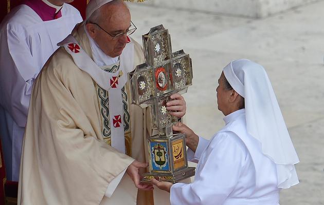 Les reliques de  Maria Guadalupe Garcia Zavalae présentées au pape François lors de la cérémonie de canonisation 12 mai 2013 à Rome [Vincenzo Pinto / AFP]