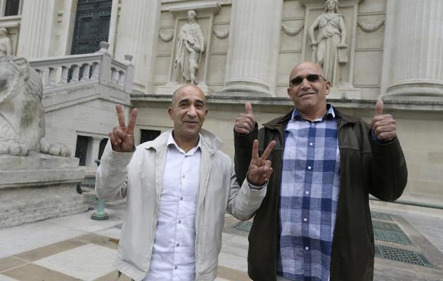 Abdelkader Azzimani (G) et Abderrahim el-Jabri tout juste sortis de la Cour de révision à Paris, le 15 mai 2013 à Paris [Kenzo Tribouillard / AFP]