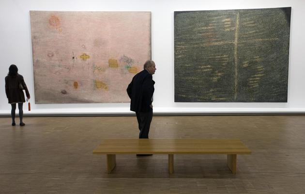 Deux oeuvres -"Ecriture rose" (g) and "A Galla Placidia" (d)- de Simon Hantaï exposées le 21 mai 2013 au Centre Pompidou à Paris [Joel Saget / AFP]