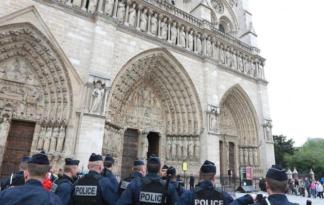 Des policiers devant Notre-Dame de Paris évacuée, le 21 mai 2013 [Pierre Verdy / AFP]
