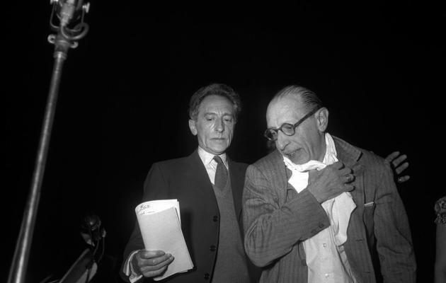 Photo prise le 20 mai 1952 de l'écrivain, dramaturge et peintre Jean Cocteau (C) lors de la représentation de l'Oedipus Rex au théâtre des Champs-Elysées, dirigé par Igor Stravinsky (D) [ / AFP/Archives]