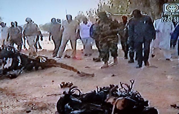 Capture d'une vidéo de la chaîne nigérienne Télé Sahel montrant les débris du véhicule ayant servi à un attentat suicide le 23 mai 2013  à Agadez [ / Télé Sahel/AFP]