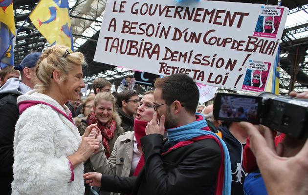 Des participants à la "manif pour tous" accueillis par Virginie Tellene, alias Frigide Barjot le 26 mai 2013 à Paris [Thomas Samson / AFP]