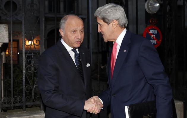 Le secrétaire d'Etat américain John Kerry (d) et le ministre français des Affaires étrangères, Laurent Fabius, le 27 mai 2013 à Paris [Frederic de la Mure / Pool/AFP]