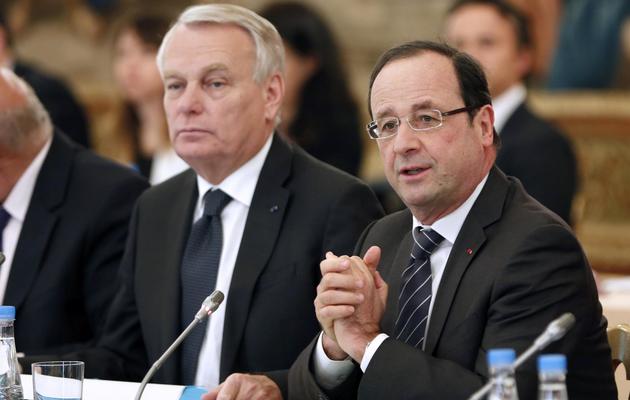 Jean-Marc Ayrault et François Hollande le 29 mai 2013 lors d'un "séminaire emploi" à l'Elysée. [Charles Platiau / AFP]
