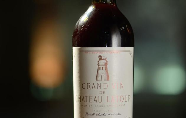 Une bouteille de Château Latour de la cave de l'Elysée mise aux enchères à Paris, le 30 mai 2013 [Eric Feferberg / AFP]