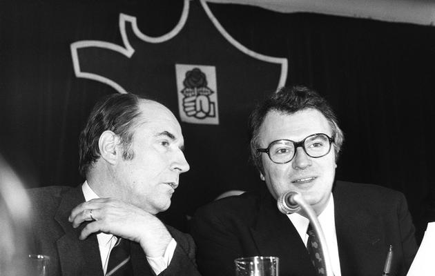 François Mitterrand (g) et Pierre Mauroy (d) le 23 mars 1974 près de Paris [- / AFP/Archives]