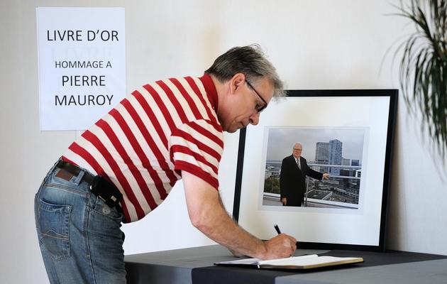 Un homme signe le livre de condoléances en mémoire de Pierre Mauroy, le 8 juin 2013 à Lille [Philippe Huguen / AFP]