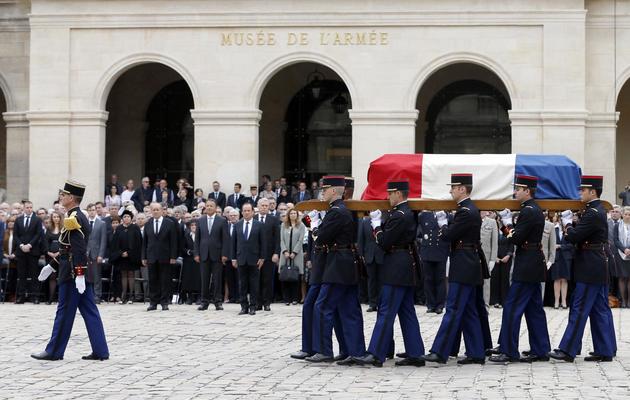 Le cercueil de Pierre Mauroy est porté dans la cour des Invalides, à Paris, le 11 juin 2013 [Charles Platiau / Pool/AFP]