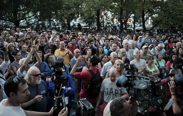 Des milliers de personnes rassemblées le 11 juin 2013 devant le siège d'ERT à Athènes [Louisa Gouliamaki / AFP]