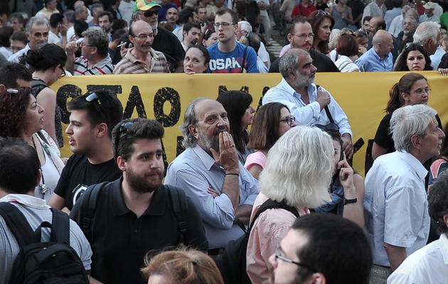 Salariés et manifestants devant le siège de la  la télévision publique ERT len11 juin 2013 en Grèce [Louisa Gouliamaki / AFP]