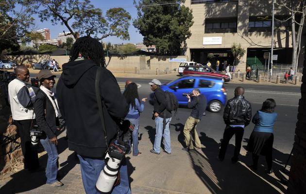 Des photographes attendent le 12 juin 2013 devant l'hôpital de Pretoria où se trouve Nelson Mandela [Alexander Joe / AFP]