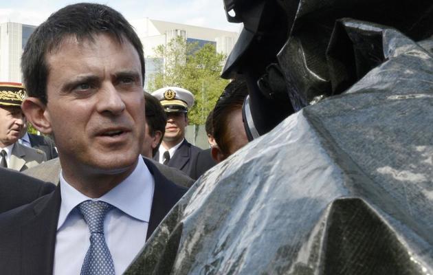 Le ministre de l'Intérieur Manuel Valls parle avec un secouriste lors d'un exercice NRBCe (nucléaire, radiologique, bactériologique, chimique et explosif), le 13 juin 2013 à Lyon [Philippe Desmazes / AFP]