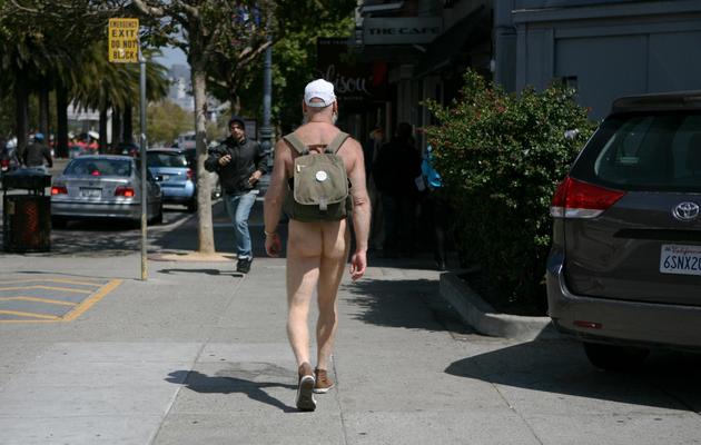 Le naturiste Woody Miller se rend dans un restaurant de San Francisco, le 16 septembre 2011 [Kimihiro Hoshino / AFP/Archives]