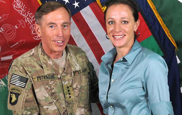 Photo datée du 13 juillet 2011 du général Petraeus et de sa biographe Paula Broadwell en Afghanistan [ / Isaf/AFP/Archives]