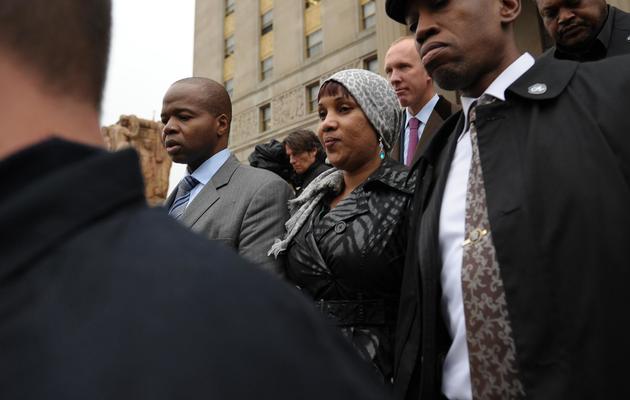Nafissatou Diallo quitte le tribunal du Bronx, à New York, après l'accord conclu avec les avocats de DSK, le 10 décembre 2012 [Emmanuel Dunand / AFP]