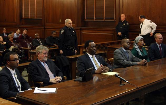 Les avocats de Dominique Strauss-Kahn (g), et Nafissatou Diallo (d) et son avocat Kenneth Thompson, le 10 décembre 2012 au tribunal du Bronx à New York [Seth Wenig / Pool/AFP]