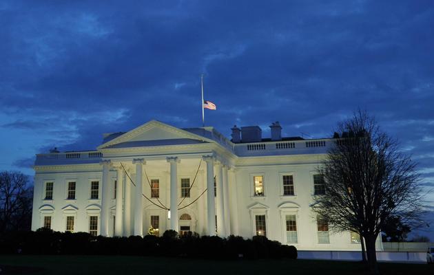 Le drapeau américain est en berne à la Maison Blanche à Washington, le 15 décemrbe 2012 [Mandel Ngan / AFP]