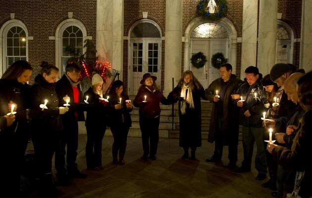 Des habitants de Newtown se réunissent pour une veillée en mémoire des victimes de la tuerie de l'école primaire de la ville, le 15 décemrbe 2012 [Don Emmert / AFP]