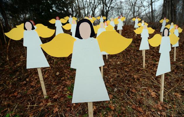 Des anges en bois en hommage aux victimes de la tuerie de l'école primaire sandy Hook, le 16 décembre 2012 à Newtown [Emmanuel Dunand / AFP]