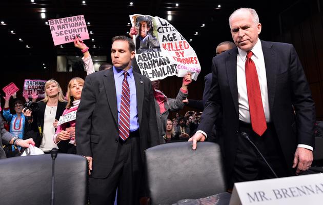 Des manifestants opposés à la campagne de frappes de drones interromptent une séance au Sénat le 7 février 2013 à Washington [Jewel Samad / AFP]