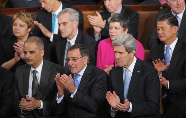 Eric Holder,  Leon Panetta, et John Kerry applaudissent le discours de l'état de l'Union de Barack Obama le 12 février 2013 à Washington [Mandel Ngan / AFP]