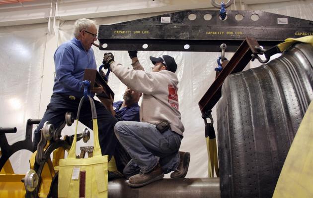 Photo non datée de Maurice Taylor, le patron de Titan, travaillant sur une chaîne de montage de roues, dans l'Illinois, aux Etats-Unis [ / Titan International/AFP/Archives]
