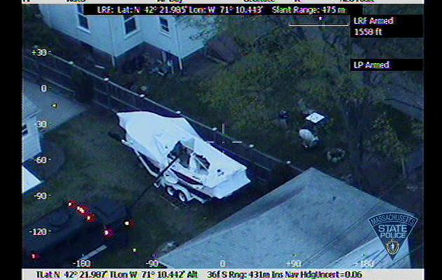 Image transmise par la Police d'Etat du Massachusetts le 20 avril 2013 montrant la police en train d'inspecter le bateau à l'aide d'une tige téléscopique,  à Watertown [ / Police d'Etat du Massachusetts/AFP]