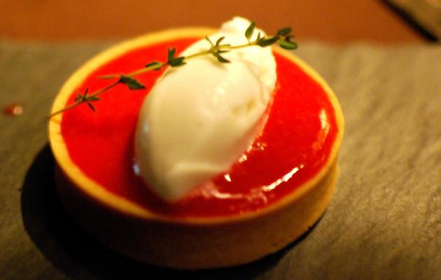 Une tarte aux fraises avec crème glacée au thym du chef japonais Keisuke Matsushima, le 25 avril 2013 à Chicago [Mira Oberman / AFP]