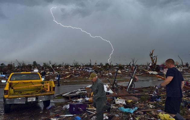 Des éclairs strient le ciel le 23 mai 2013 au-dessus de la ville de Moore, dans l'Oklahoma, totalement dévastée par une tornade [Jewel Samad / AFP]