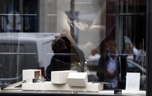 La vitre cassée d'une bijouterie Vacheron Constantin, suite à un braquage opéré par une dizaine d'hommes munis de masses et de haches le 4 octobre [Thomas Samson / AFP/Archives]