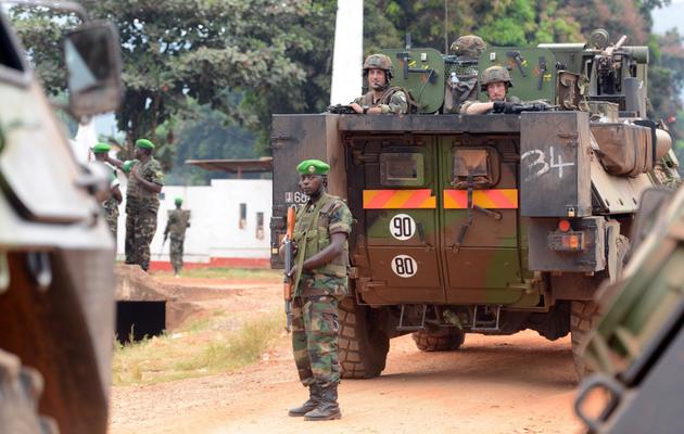 Des membres de l'opération française Sangaris et de la Misca rwandaise surveillent l'entrée du camp militaire Kasai à Bangui, le 28 janvier 2014 [Issouf Sanogo / AFP/Archives]