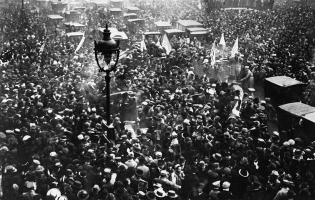 La foule des parisiens manifeste sa joie sur les Grands Boulevards à Paris, le 11 Novembre 1918, à l'annonce de la signature de l'armistice entrre l'Allemagne et les Alliés, mettant fin à la Première Guerre Mondiale.<br />
 [ / AFP/Archives]