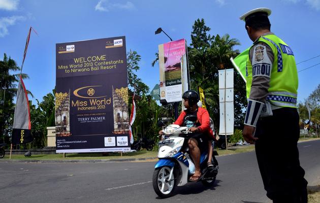 Un policier indonésien surveille les abords d'un complexe hôtelier où sont réunies les prétendantes au titre de Miss Monde, le 5 septembre 2013 à Tabanan [Sonny Tumbelaka / AFP/Archives]