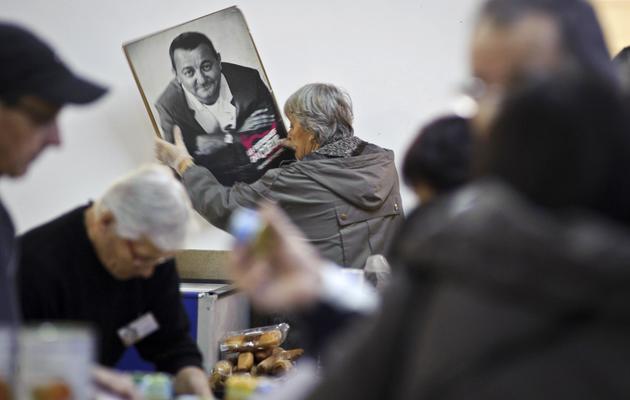 Des bénévoles et des bénéficiaires des distributions de repas des Restos du Coeur, à Villeurbanne le 28 novembre 2011 [Jean-Philippe Ksiazek / AFP/Archives]